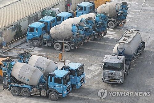 서울 시내의 한 레미콘 공장에서 레미콘 차량이 이동하고 있다.