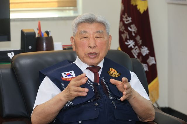 인터뷰하는 강흥림씨
