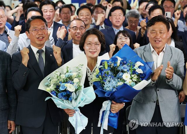 꽃다발 들고 기뻐하는 추미애