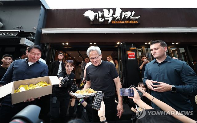 미소 보이는 젠슨 황