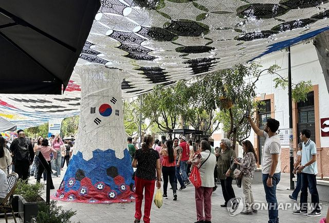 과달라하라 거리의 태극기 조형물 앞에서 사진 찍는 시민들
