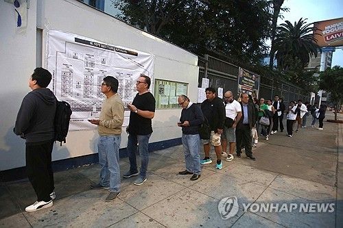 투표에 나선 페루 유권자들