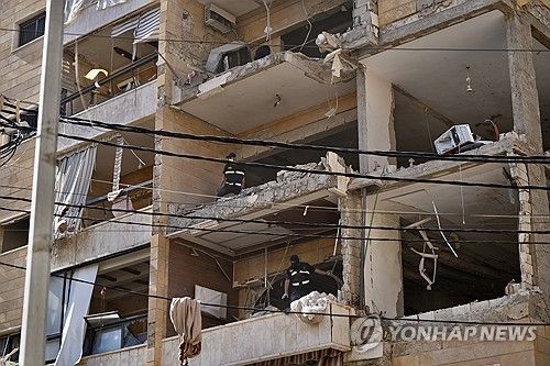 이스라엘군의 공습으로 파손된 레바논 수도 베이루트 외곽의 아파트
