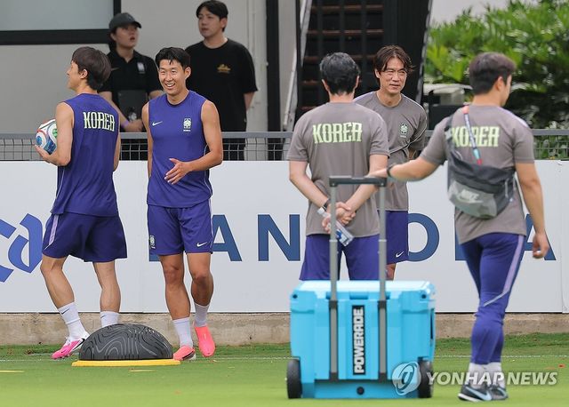 훈련 지켜보는 홍명보 감독
