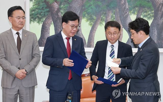 합의문 발표 앞둔 여야 원내대표