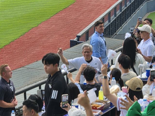 (서울=연합뉴스) 김동한 기자 = 7일 서울 잠실구장 1루쪽 테이블 좌석에서 젠슨 황 엔비디아 최고경영자(CEO)가 3회말 전 댄스타임 때 춤을 추고 있다. 2026.6.7 moved@yna.co.kr