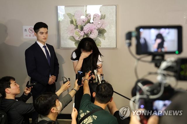 가해자 20년 선고 소식에 눈물 흘리는 피해자