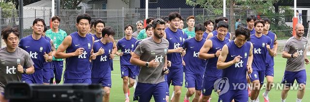 취재진 통해 인사 전하는 한국축구대표팀