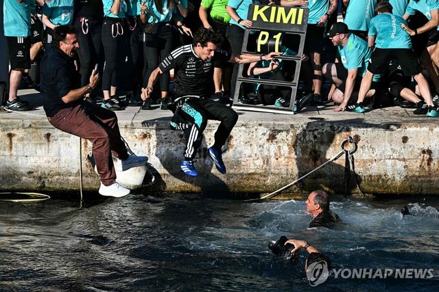 우승 세리머니로 바닷불에 뛰어드는키미 안토넬리 