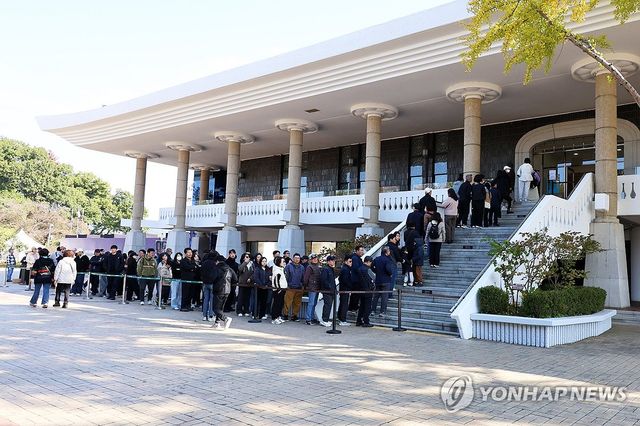 지난해 신라 금관 특별전에 모인 관람객