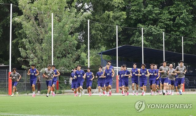 러닝으로 몸 푸는 한국 대표팀