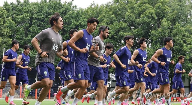 러닝으로 몸 푸는 한국 대표팀