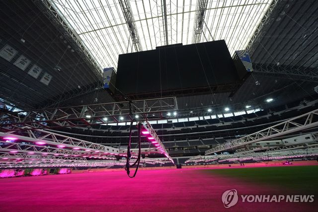댈러스 스타디움 내부에 잔디 성장을 돕는 조명이 설치된 모습