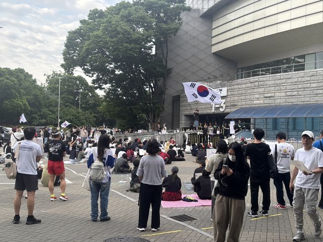 잠실개표소 시위 사흘째…"성조기 자제" 지침에 갈등도