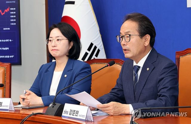 기자간담회 하는 민주당 강준현 수석대변인