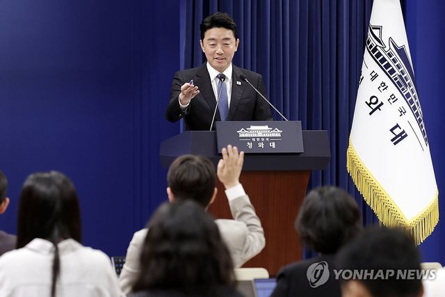 질문받는 강훈식 비서실장