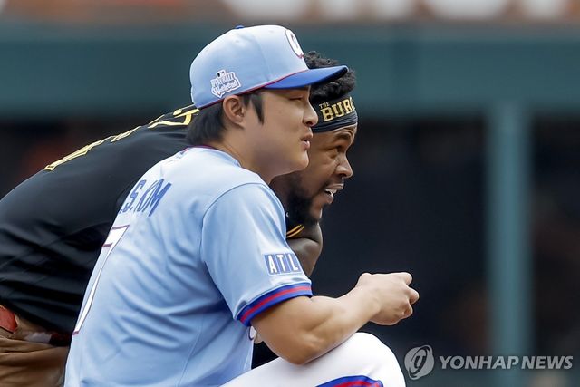상대 팀 오닐 크루스와 대화하는 애틀랜타 김하성(앞쪽)