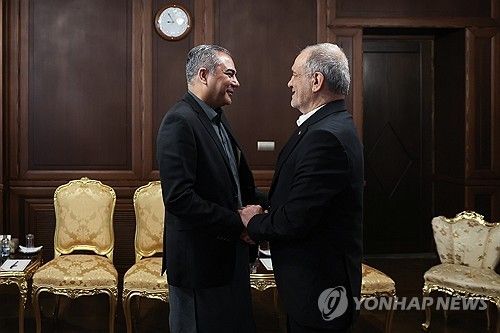 모신 나크비 파키스탄 내무장관과 마수드 페제시키안 이란 대통령 