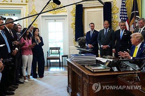 취재진에게 답하는 트럼프 대통령
