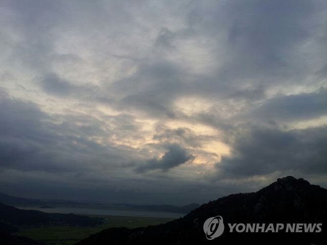 잔뜩 구름 낀 하늘
