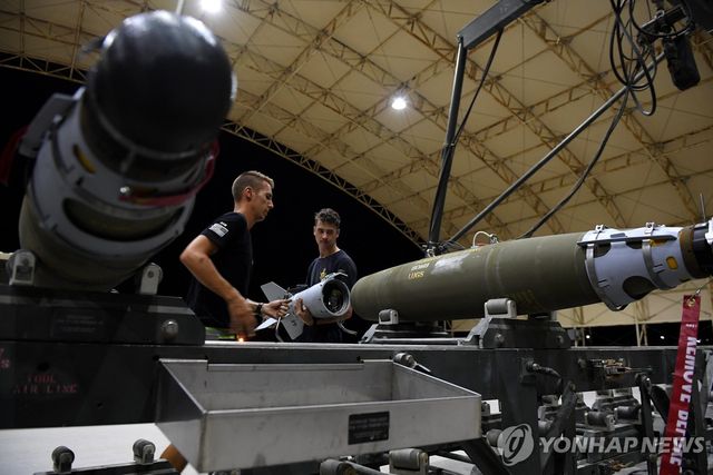 합동정밀직격탄(JDAM) 장치 설치 장면