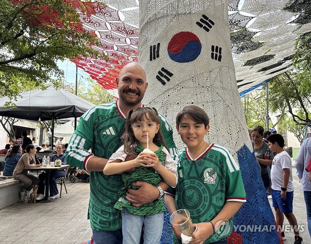 주말 나들이 나온 카를로스 아얄라씨와 두 자녀