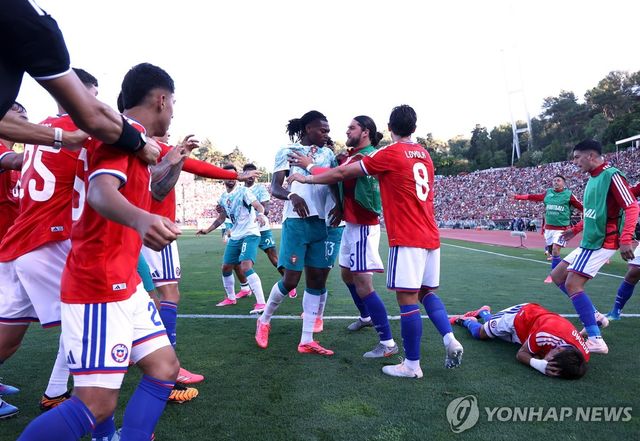 몸싸움하는 포르투갈과 칠레 선수들.