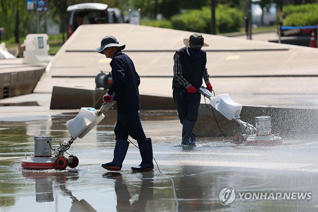 무더위 속 공원 청소