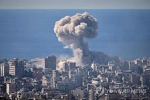 지난 3월 9일 이스라엘군의 공습 이후 연기가 치솟는 베이루트 남부 다히예.