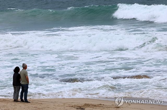 강릉 경포해변의 너울성 파도