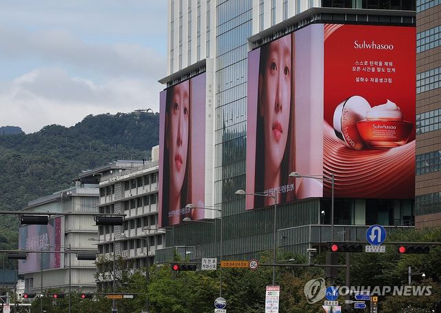 광화문광장 KT WEST 빌딩에 설치된 대형 전광판 광고