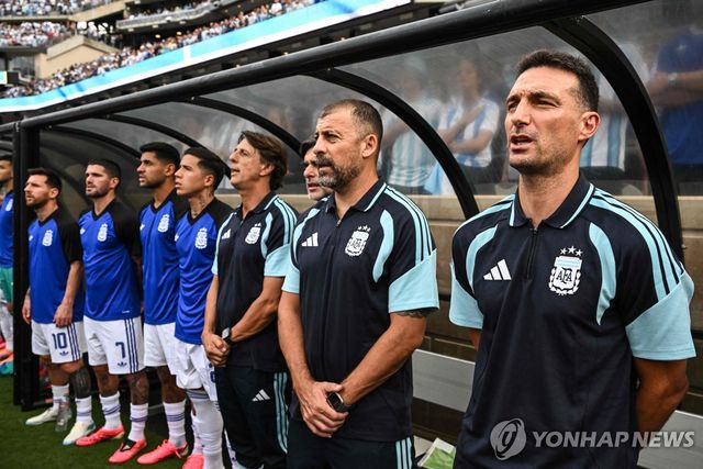 후보 벤치에서 국가를 부르는 아르헨티나 대표팀