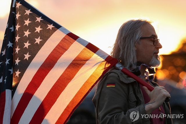 미국 국기 들고 있는 시민