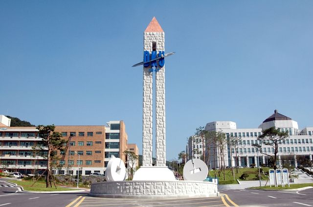 단국대 상징탑 전경