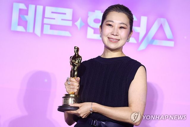 아카데미 트로피 든 매기 강 감독