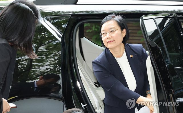 인사청문회 준비 사무실로 출근하는 한성숙 국무총리 후보자