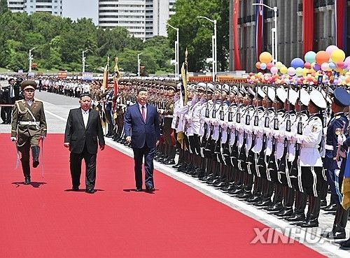 8일(현지시간) 평양 김일성광장에서 열린 시진핑 중국 국가주석 환영행사