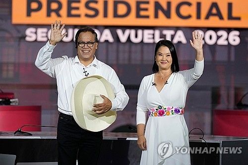 페루 결선투표에서 만난 로베르토 산체스(좌)와 게이코 후지모리 후보 