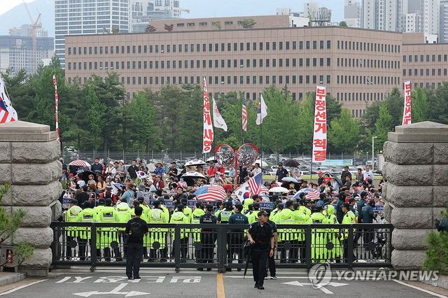 중앙선관위 앞 투표용지 부족 비판 집회 계속