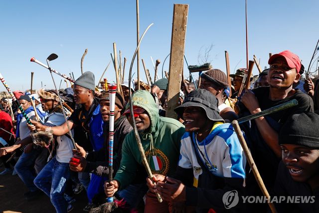 6일(현지시간) 남아프리카공화국 요하네스버그 동부 베노니에서 열린 불법 이민자 반대 시위[EPA=연합뉴스. 재판매 및 DB 금지]