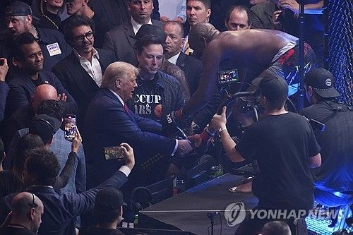 2024년 당선인 시절 매디슨 스퀘어 가든에서 UFC 관전한 트럼프