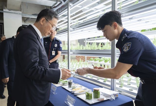 정성호 법무장관, 민영 소망교도소 방문…교화 프로그램 점검
