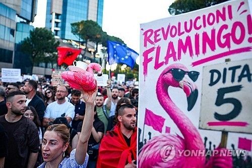 알바니아 수도 티라나 열린 리조트 개발 사업 반대 시위 [로이터=연합뉴스. 재판매 및 DB 금지]