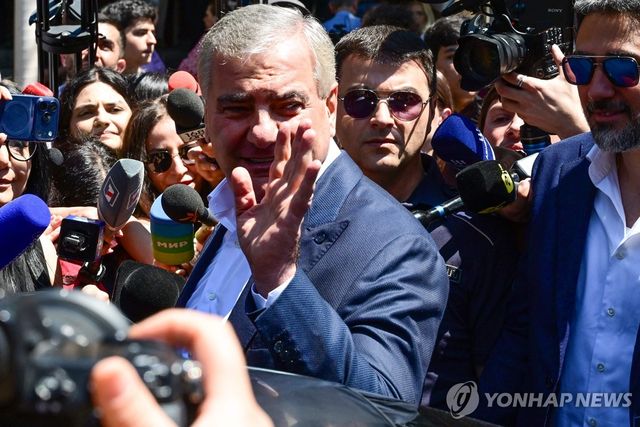 지난 7일(현지시간) 투표소 찾은 아르메니아 야당 강한아르메니아당의 삼벨 카라페 대표