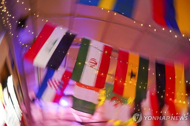2026 북중미월드컵 본선 참가국 깃발 사이에 걸려 있는 이란 국기