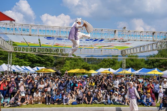 지난해 축제 중 줄타기 공연