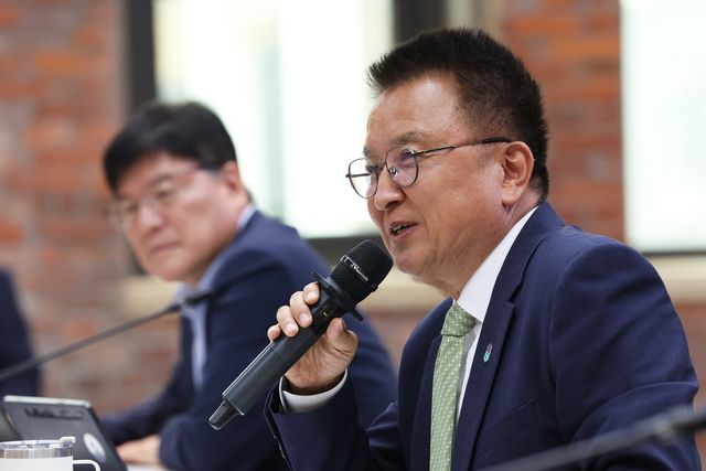 확대간부회의 주재하는 김영환 충북지사