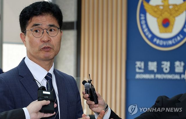 이원택 전북도지사후보, '밥값 대납 혐의' 경찰 출석