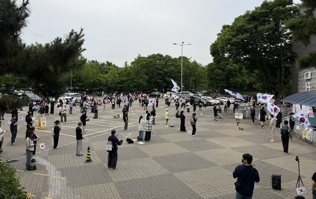 8일 오전 서울 송파구 올림픽공원 핸드볼경기장 주출입구 앞의 모습