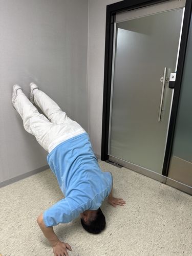 어린 시절에 당한 가혹행위를 재현하는 A시설 청년